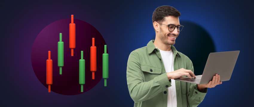 Un homme souriant tient un ordinateur portable et analyse un graphique lié au trading forex lors d’un événement d’investissement.